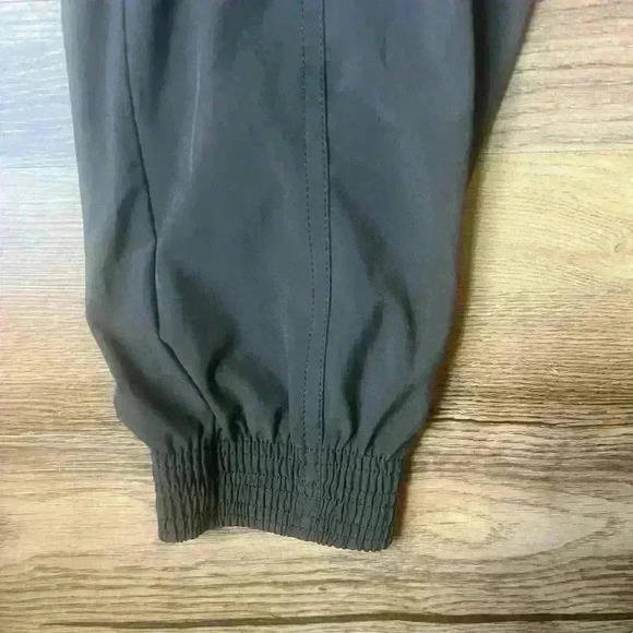 Athleta pant 4P NWOT Never worn. Greenish color. water resistant. - Picture 4 of 10